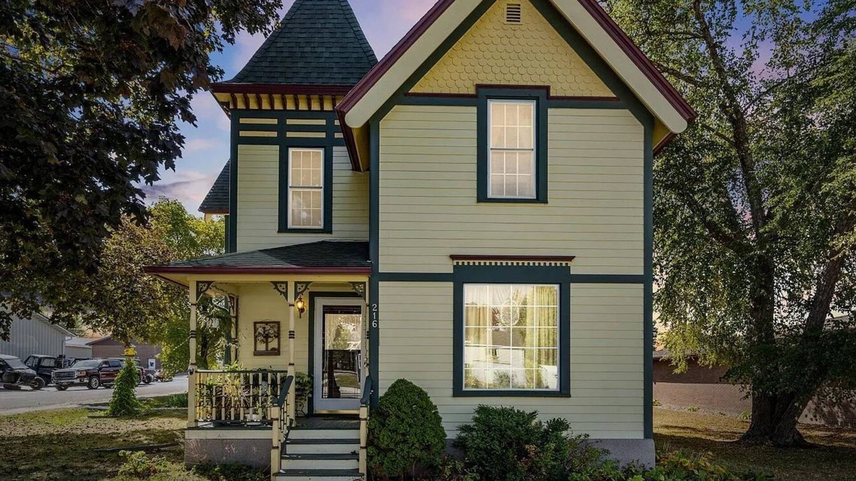 Fairbank House | Charming Victorian 4-bedroom, 2-bathroom house in Fairbank, IA, sleeps 8.