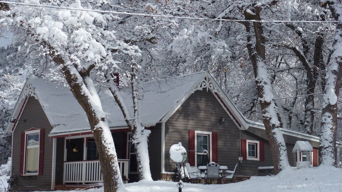 Durango - Purgatory House | Charming Victorian Farmhouse, Privacy, Wi-FI , 5 min to Durango