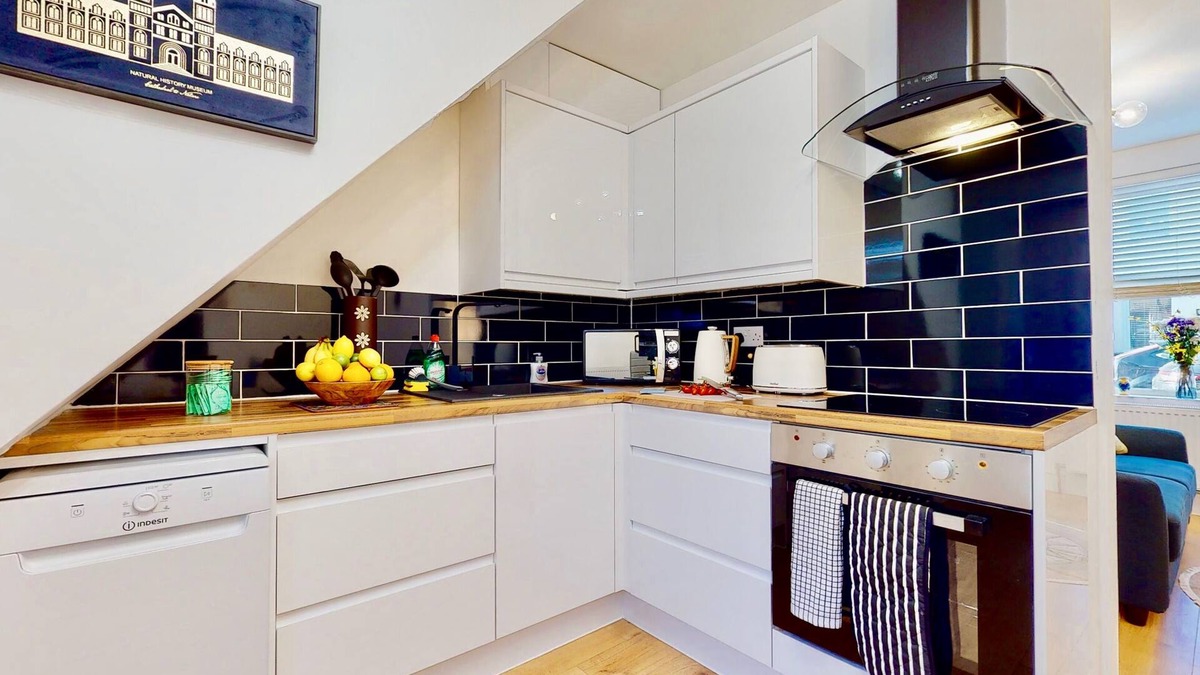 Greenhithe House | Charming Victorian Terrace House Minutes from Station