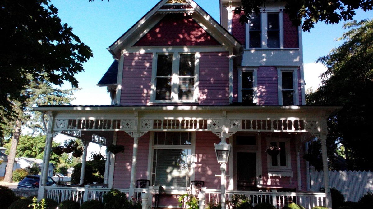 Junction City Cottage | Charming victorian carriage house