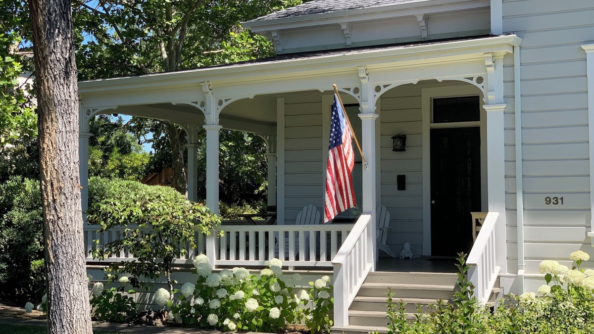 St. Helena House | Charming victorian, walking distance to downtown, restaurants, and wineries.