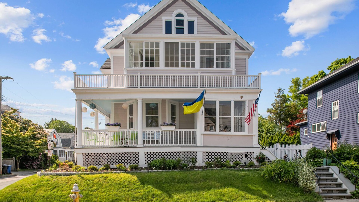 Off Broadway House | Charming Victorian with Porch+Patio - Walk to everything in Newport!