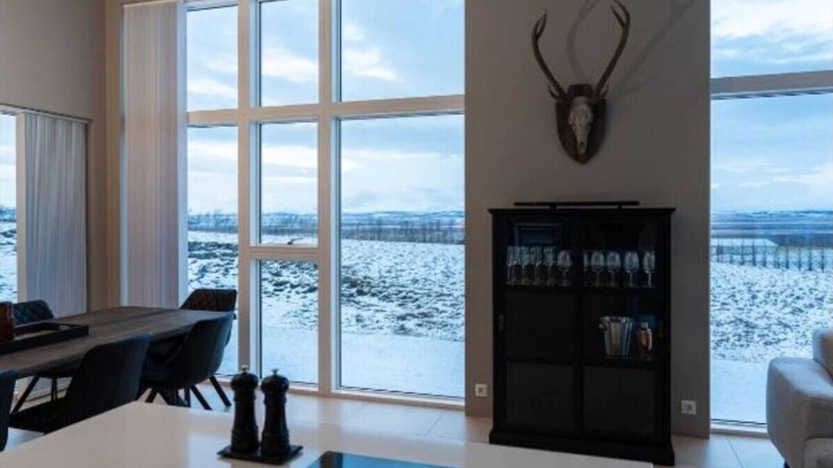 Fludir Villa | Charming Villa with Hot Tub, Sauna & Stunning Views fr families in South Iceland