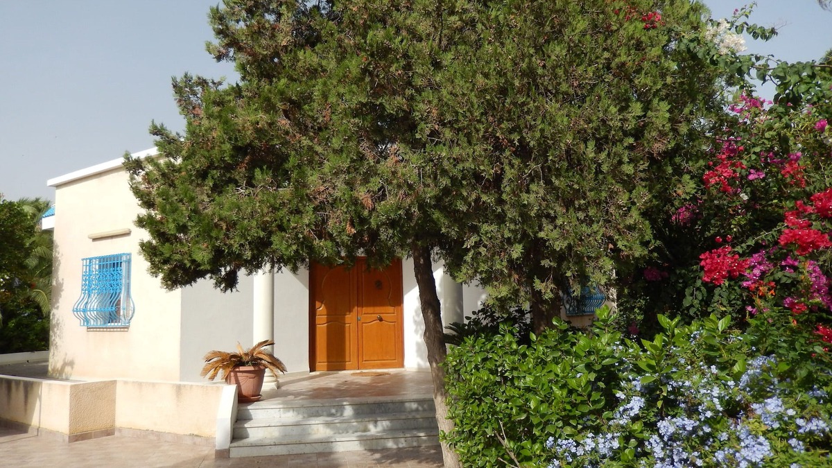 Chott Mariem Villa | Charming villa in Chott-Meriem Kantaoui Sousse sea view, flower garden with trees