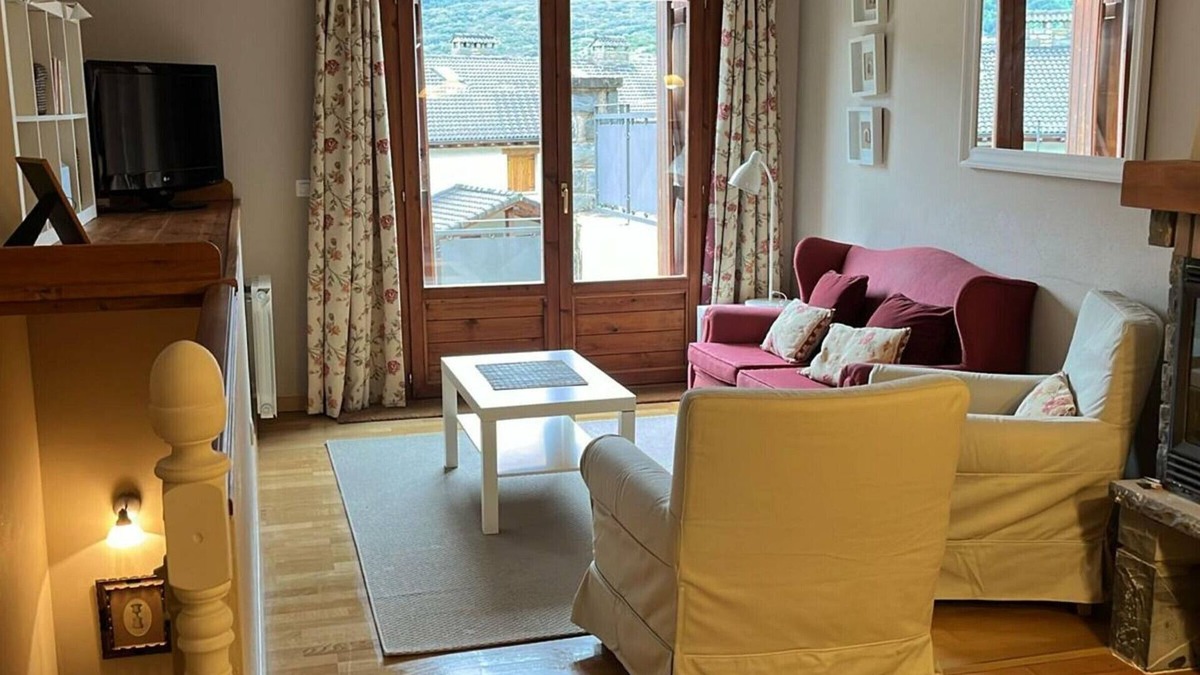 Villanua House | Charming Villa Near Ski Resorts in Villanúa – Sleeps 7 with All Amenities