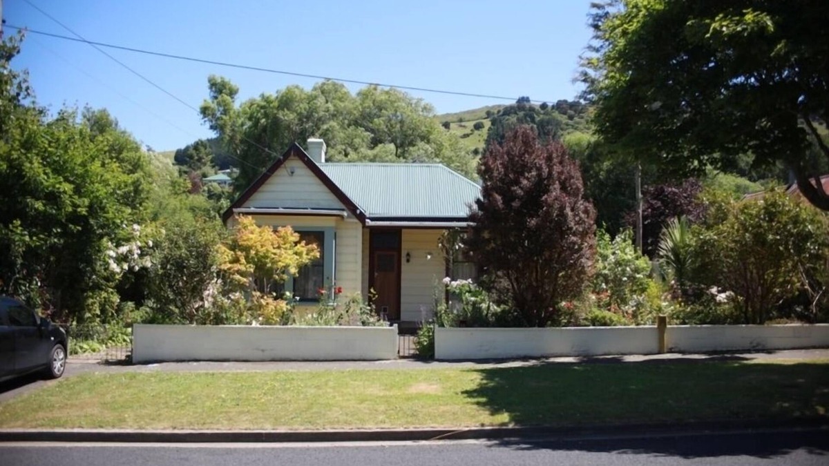 Dunedin House | Charming villa on tree-lined street