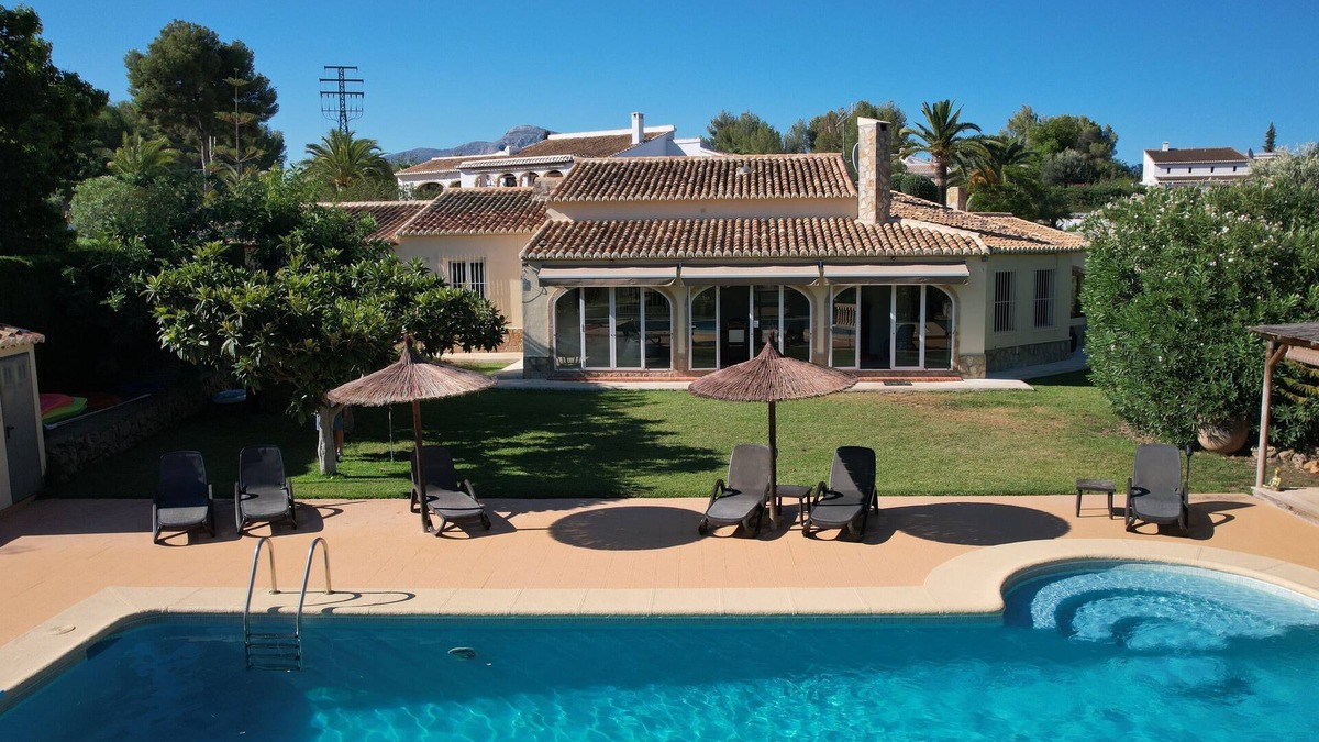 Tarraula Villa | Charming Villa on one level with large pool, lawns, and tennis court