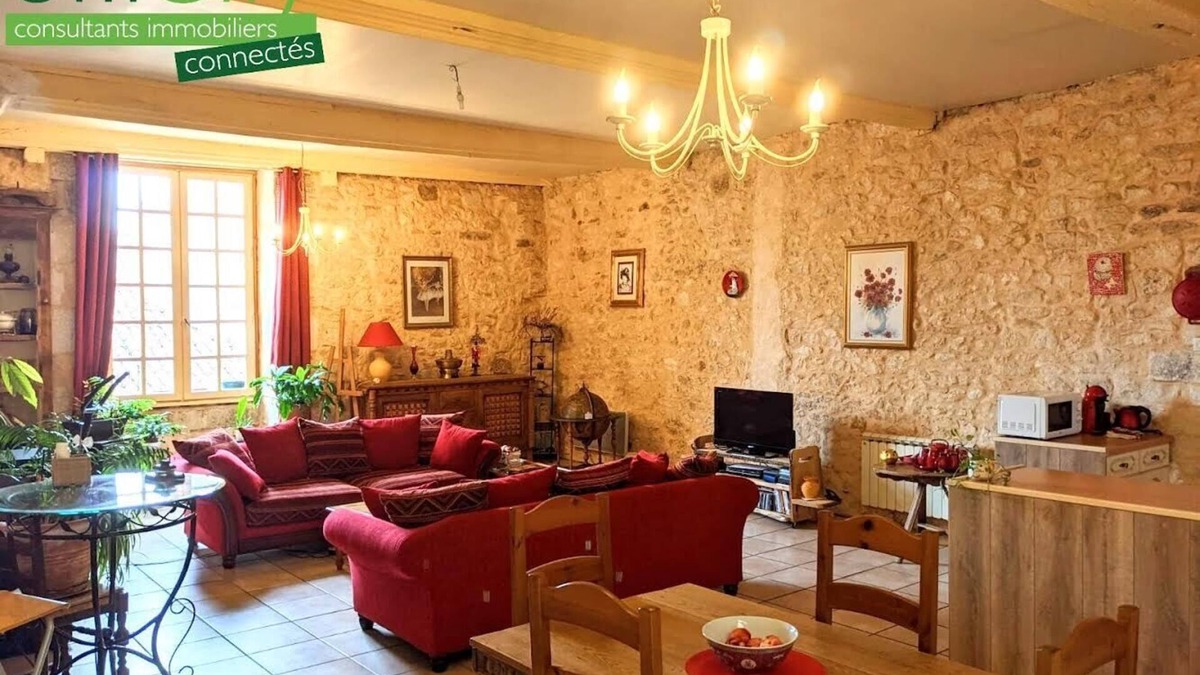 Capdrot Villa | Charming Villa Overllooking Plaza in Monpazier