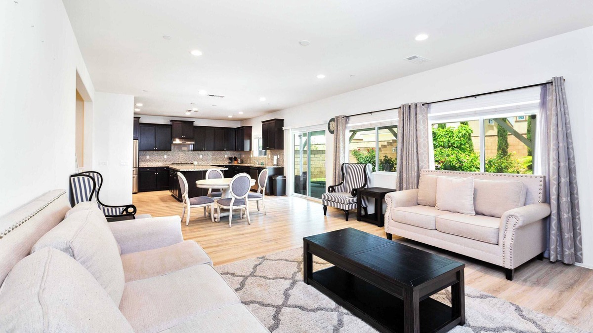 Ontario House | Charming Villa Retreat on Bennington - A Perfect Getaway Awaits You Here #41282