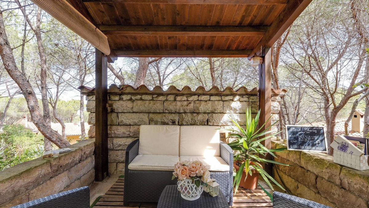 Narbolia House | Charming "Villa Viola" close to the Beach with Sea View, Terrace & Garden