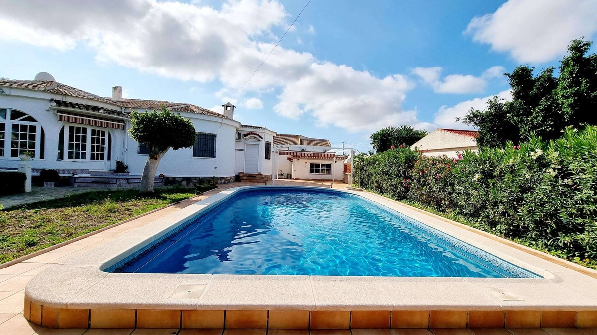 El Chaparral House | Charming Villa with Private Pool in Urb La Siesta Torrevieja