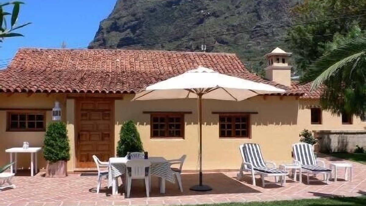 Los Silos Villa | Charming Villa with garden full of flowers located in Los Silos, north Tenerife