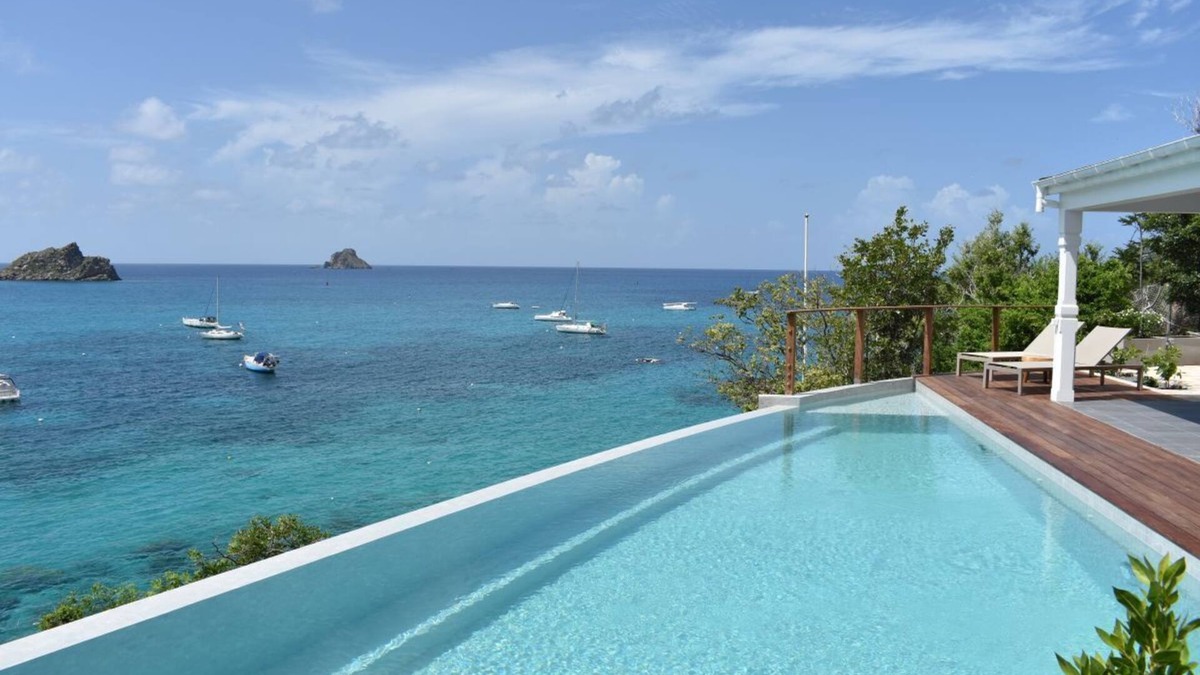 Public Villa | Charming villa with infinity pool and endless ocean views