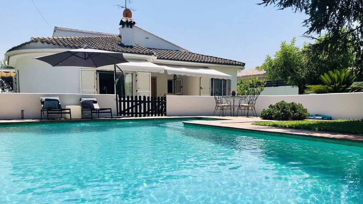 La Pobla de Vallbona Villa | Charming villa with private pool