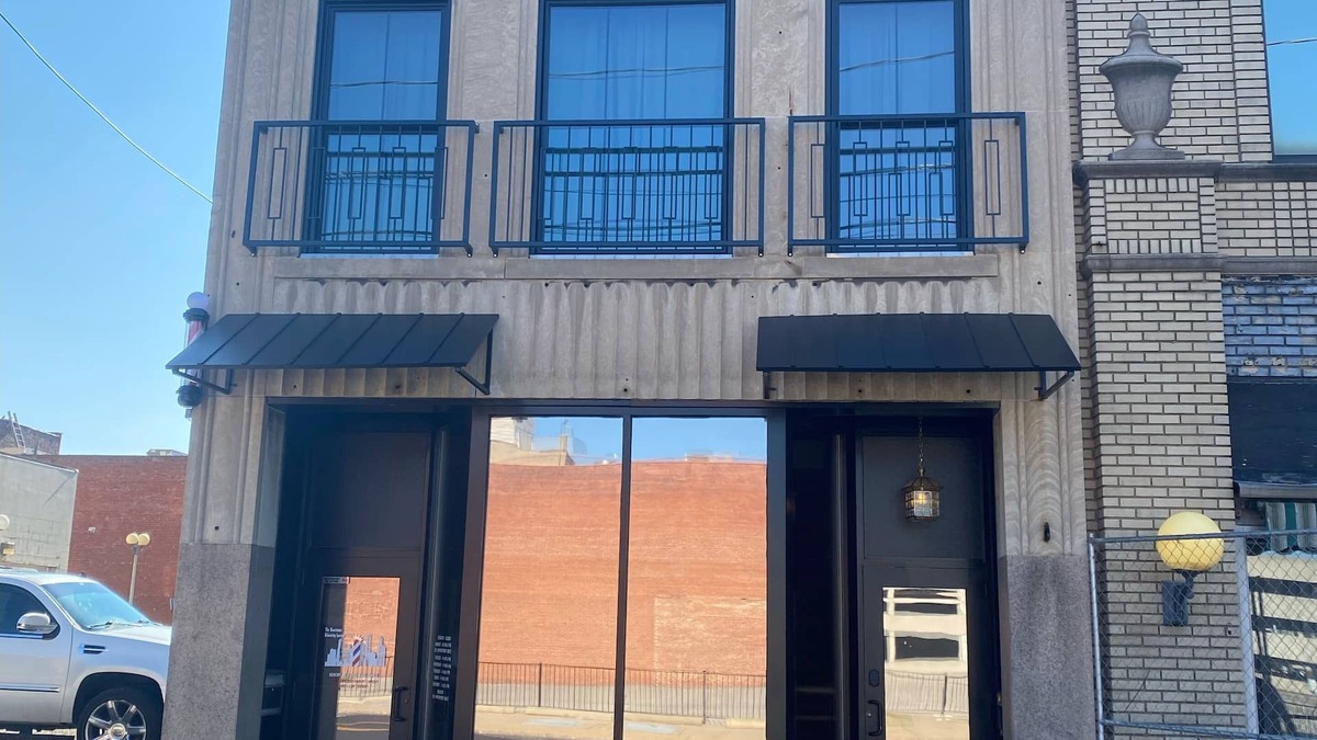 Warren Apartment | Charming Vintage 2-bedroom flat in wonderful downtown Warren with Wi-Fi, AC,