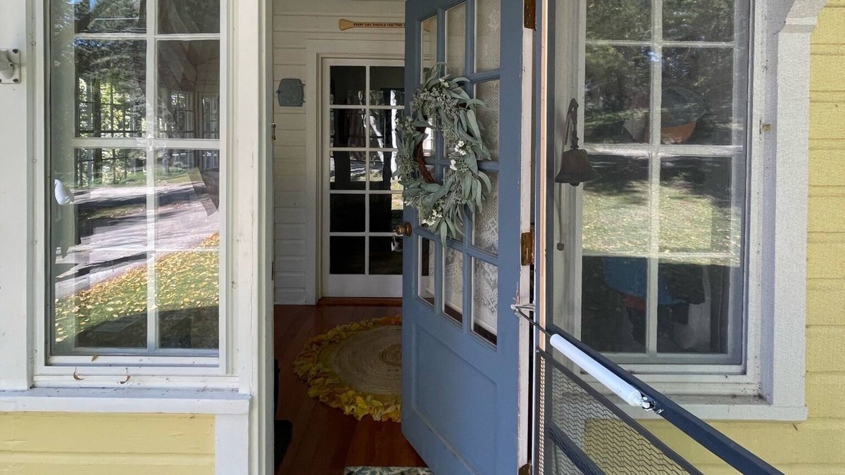 Williams Bay Cottage | Charming Vintage Cottage - 5 minute walk to lake, beach, and town!