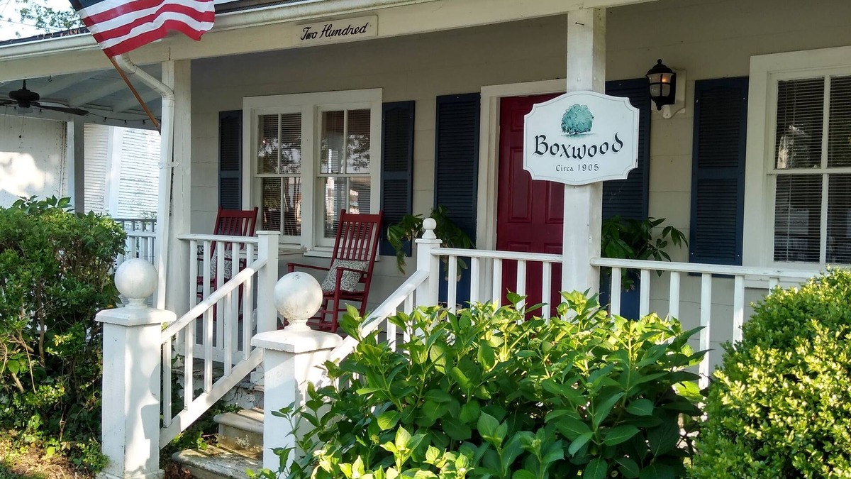 Issue House | Charming & Walkable 1905 Farmhouse Stroll to Shops, Shore & Beach Fun
