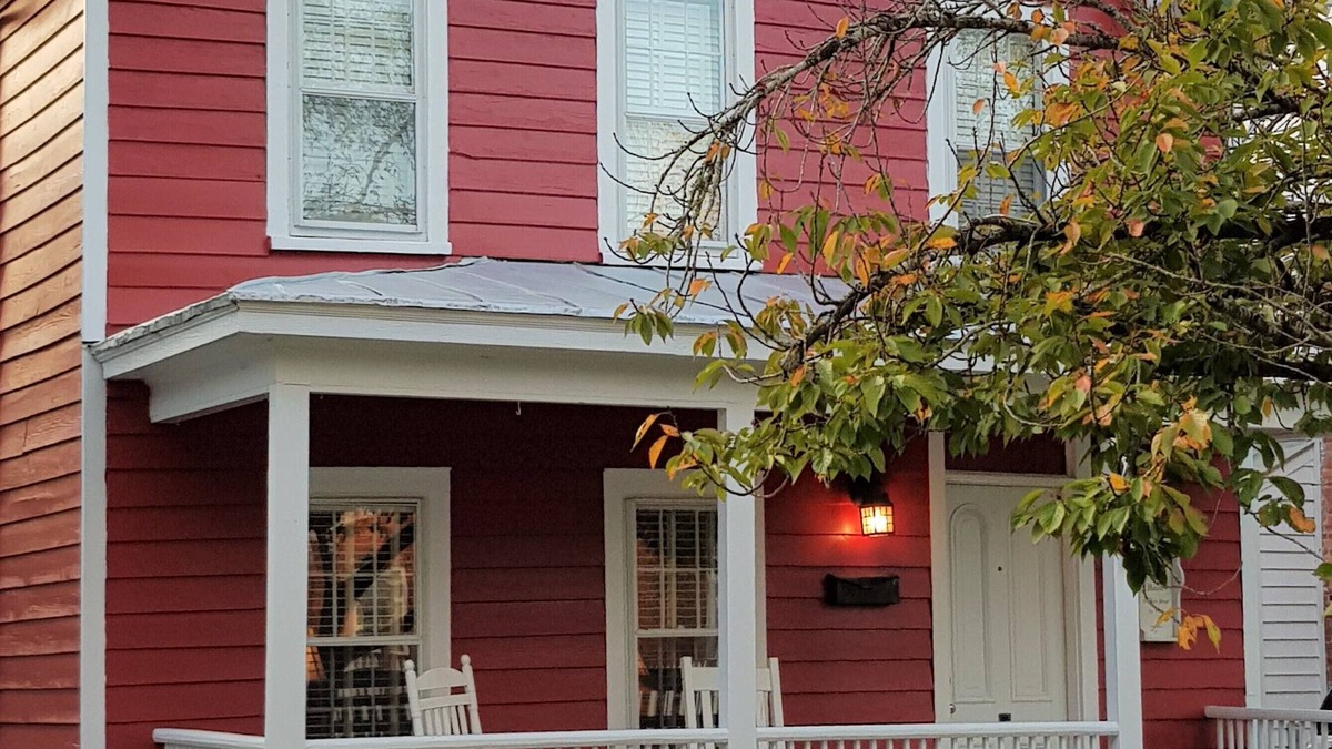 New Bern House | Charming, warm & tranquil historic downtown New Bern home