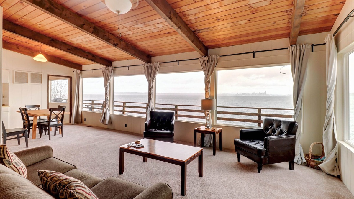 Bainbridge Island House | Charming waterfront home with furnished deck & beach access