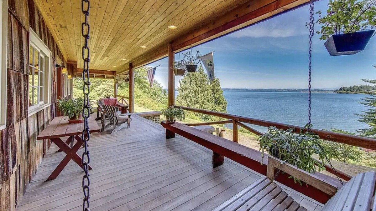 Rollingbay Cabin | Charming Waterfront 4 Bedroom Cabin