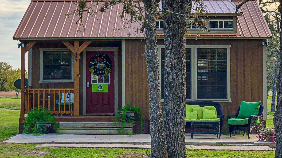 Ledbetter Cabin | Charming water-view cabin with kitchenette, streaming, patio, partial AC, & WiFi