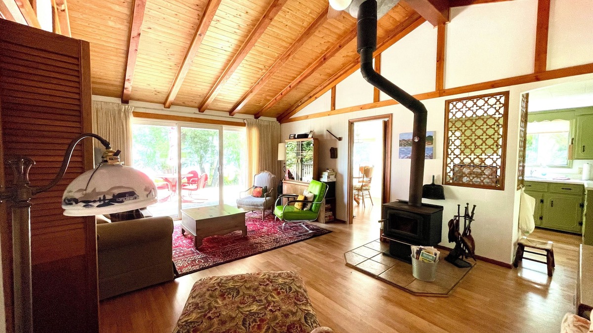 North Port Cottage | Charming Waterfront Summer Cottage on Bay of Quinte (*NEW DOCKS*)