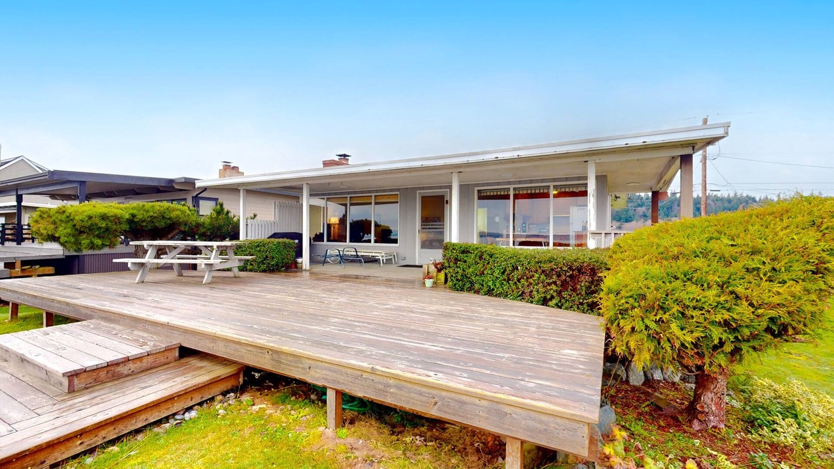 Camano Island House | Charming waterfront home with expansive deck & gorgeous sunset views