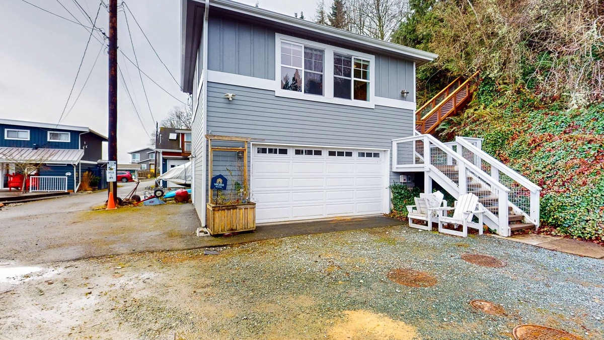 Camano Island House | Charming Waterfront Studio Rental with fireplace on Camano Island