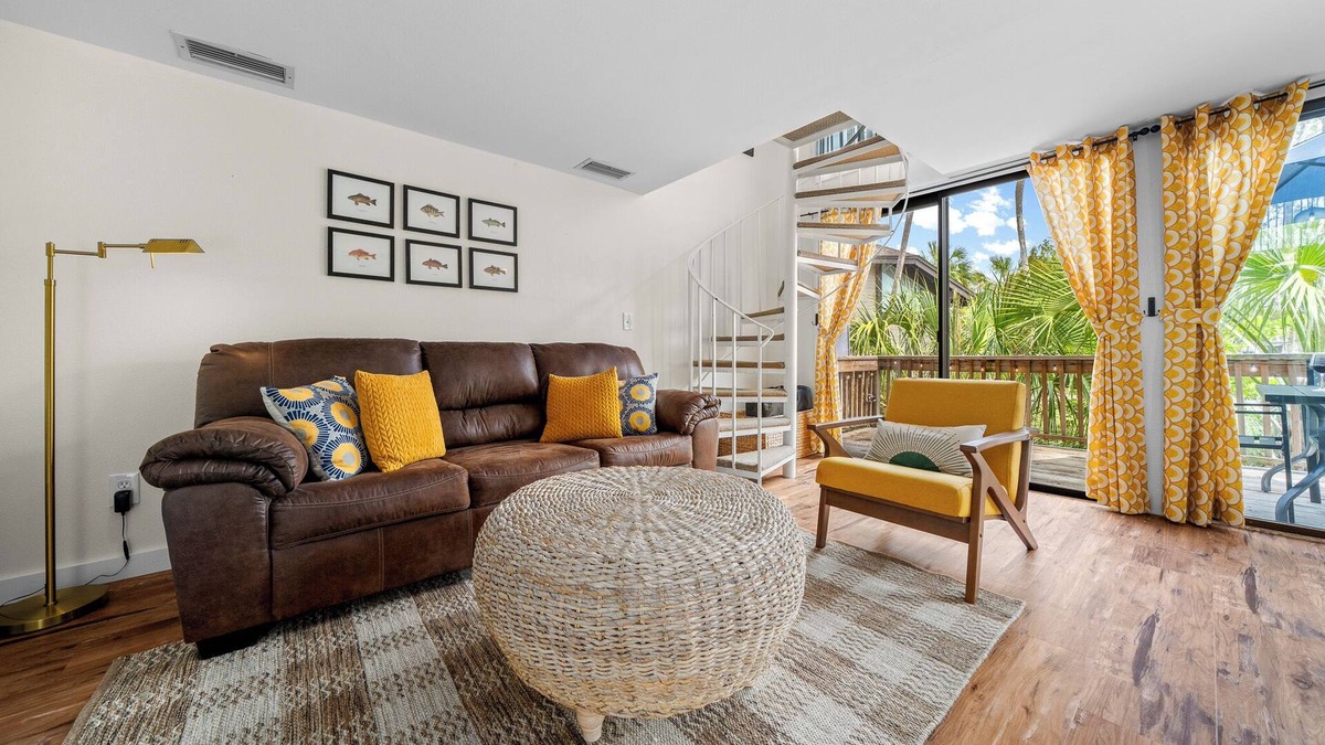 Crystal River Condo | Charming Waterfront Home - Dock Access - Fishing Retreat - Pool - AC - King Bed!