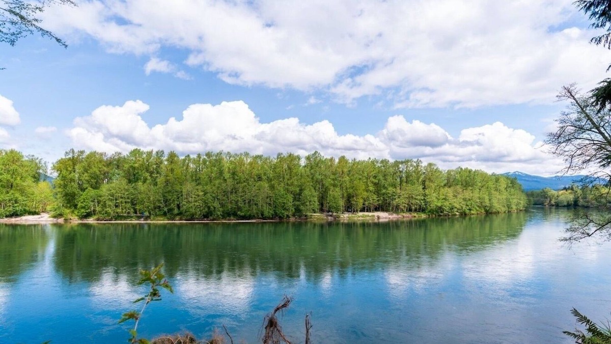 Sedro-Woolley House | Charming Waterfront Retreat with Fireplace