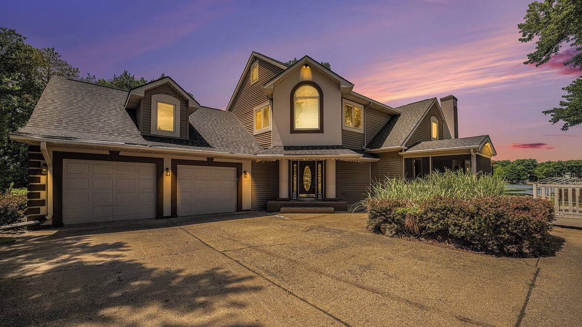 Battle Creek House | Charming Waterfront 4-bedroom house with AC and WiFi with Amazing Views!