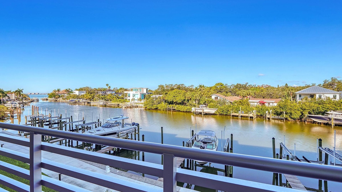 North Trail Condo | Charming Waterfront 1/1.5 Beautiful Sunsets at the Strand!