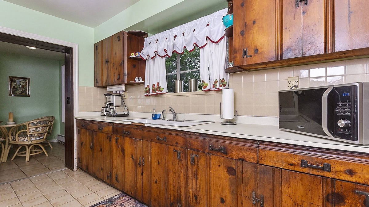 Willoughby Spit Cabin | Charming Waterfront 3 Bedroom Cabin by RedAwning