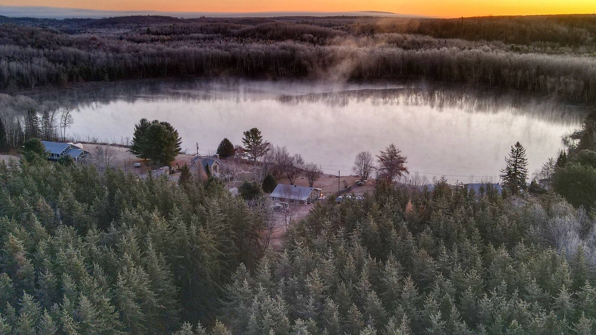 Cayamant Ski Chalet | Charming waterfront cottage - pets welcome!