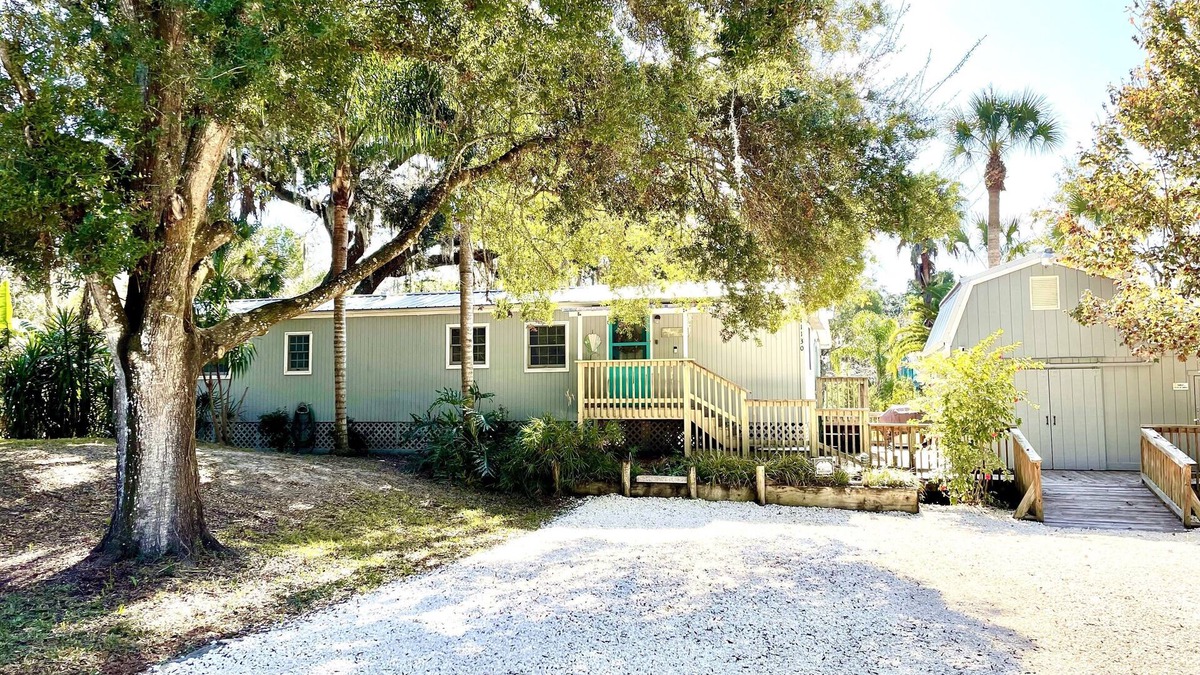 Homosassa Cottage | Charming Waterfront Canal Home in beautiful Old Homosassa! 5 Kayaks, Dock, Bikes