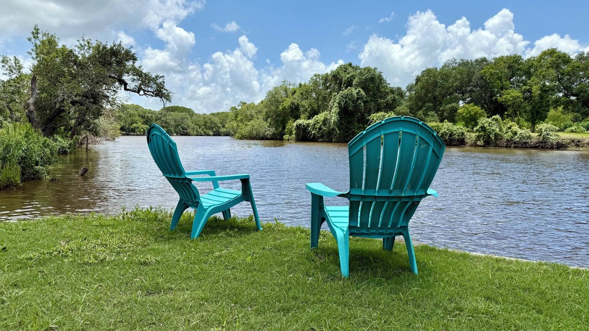 Elmaton Cabin | Charming Waterfront cabin with WiFi and AC in wonderful Palacios