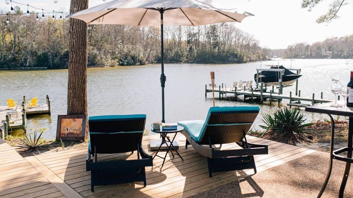 Topping House | Charming Waterfront Cottage Small Beach