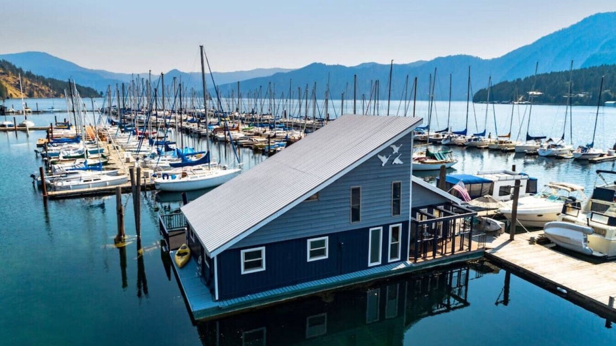 Bayview House | Charming Waterfront Float Home with Panoramic Lake Views