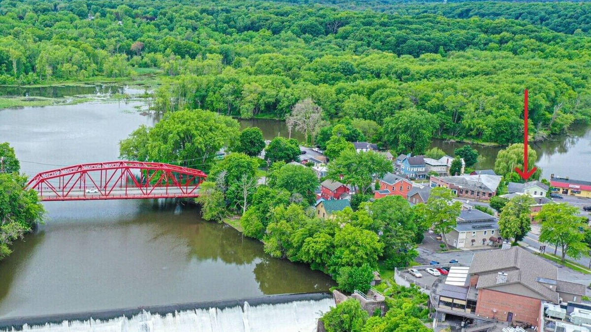 Saugerties South Apartment | Charming Waterfront 3BR, Hot Tub, Kayaks, Sauna, Pet Friendly,