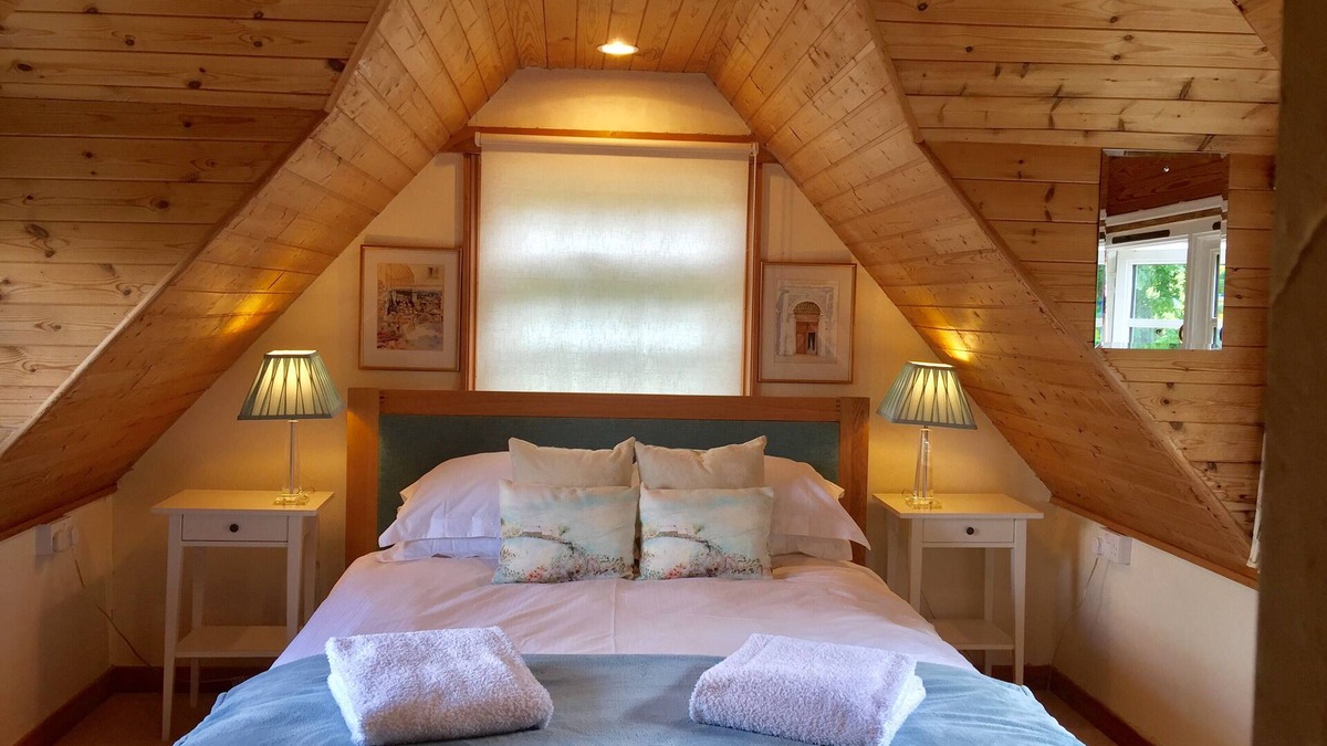 Axminster Cottage | Charming Well Equipped Lodge by the Beautiful River Yarty