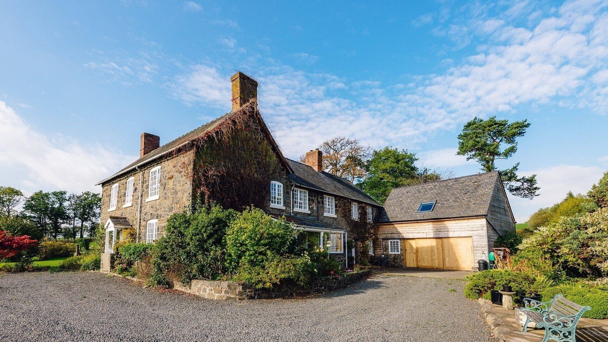 Meifod House | Charming Welsh Farmhouse, natural swimming pool, fabulous views, sleeps to 14