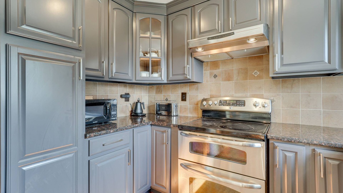 West Haven Cottage | Charming West Haven Home - Walk to Beach!