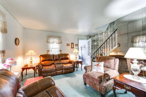 West Mifflin House | Charming West Mifflin House - 3 Mi to Kennywood!