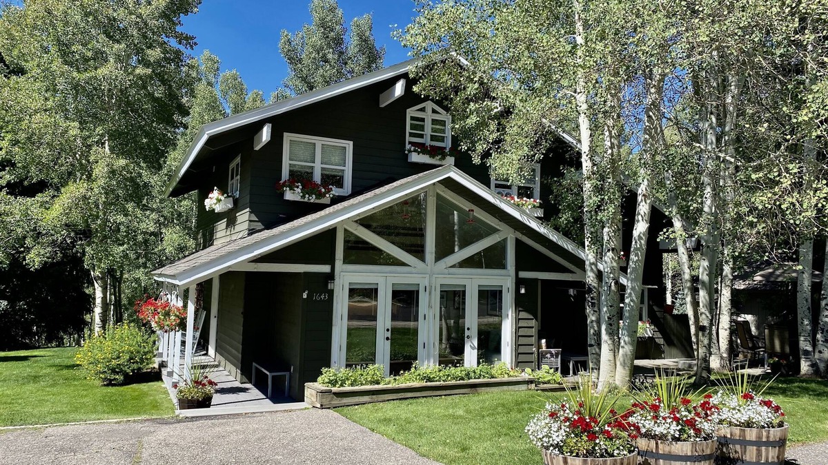 Matterhorn Village Ski Chalet | Charming West Vail 4 Bedroom, 3 Bathroom Mountain Chalet with Private Hot Tub