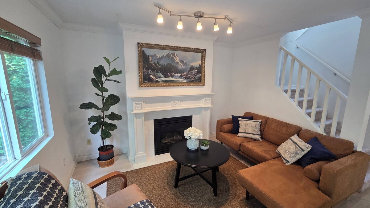 Yorkson House | Charming Whole House in Willoughby