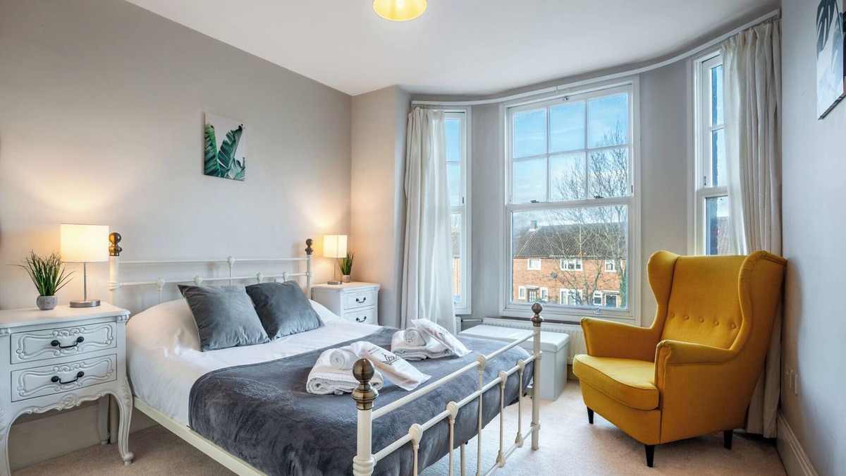Wimbledon Park Apartment | Charming Wimbledon Retreat: 2-Bedroom Haven!