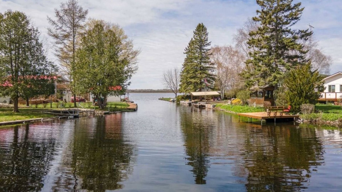 Fenelon Falls Cottage | Charming with Modern Amenities, 3 brdms Waterfront, Flexible Rentals