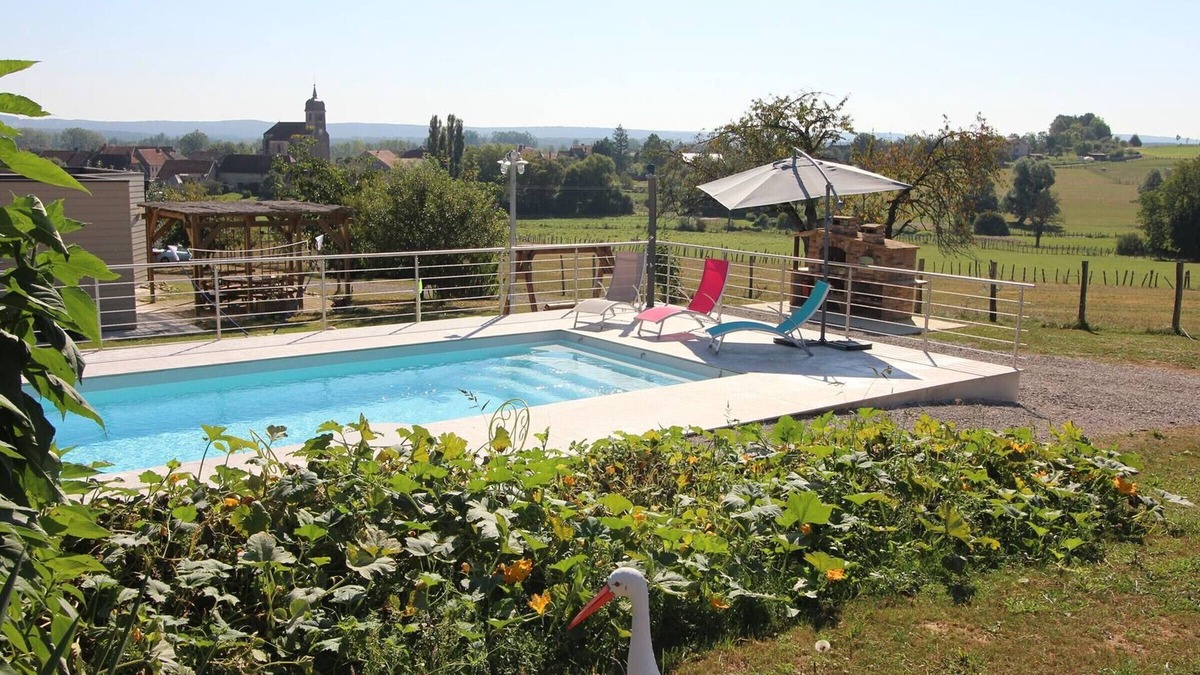 Vy-le-Ferroux Cottage | Charming wooden house with pool and pets allowed
