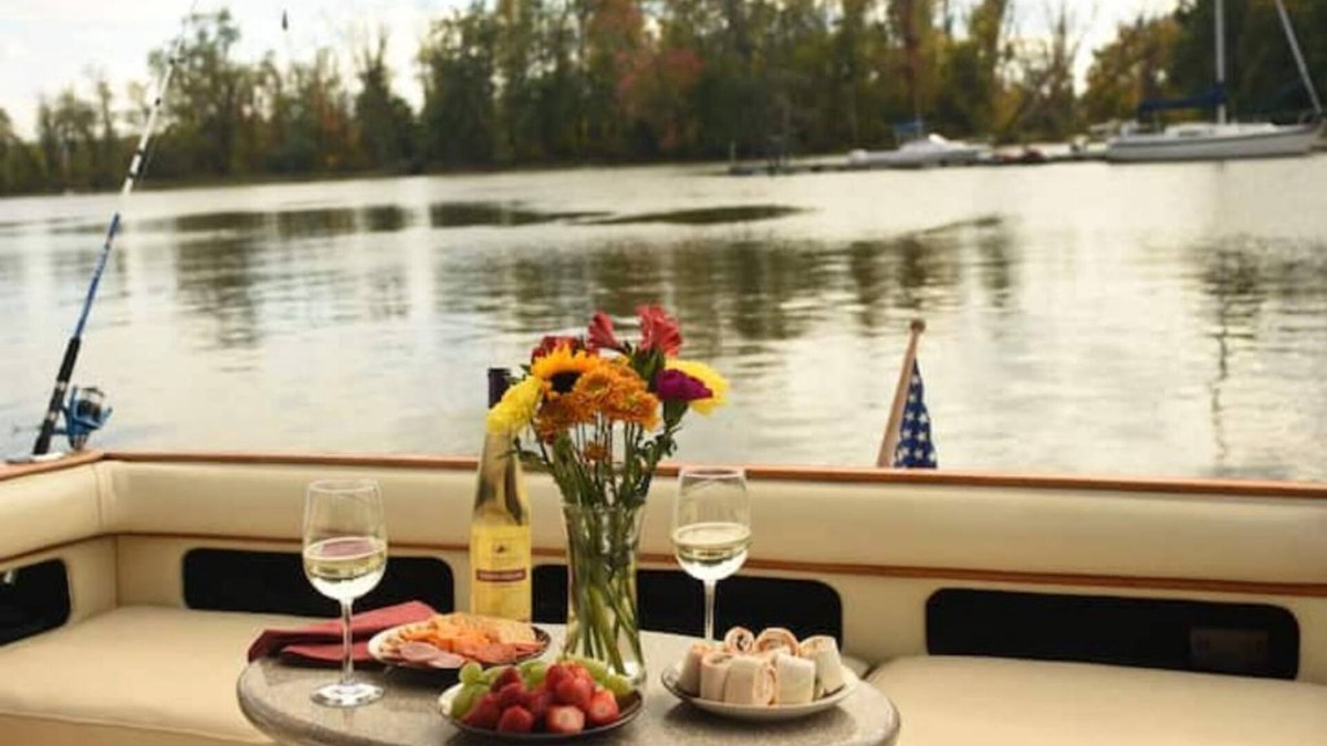 Catskill Boat Rental | Charming Yacht on Catskill Creek