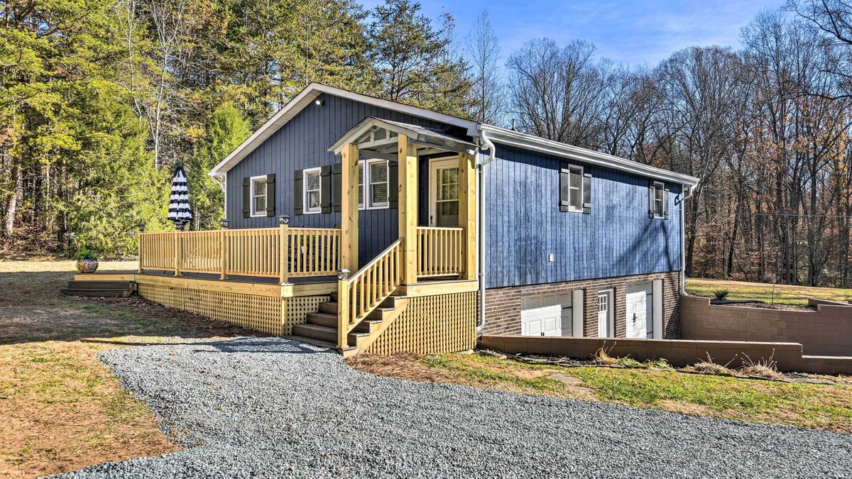 Yadkinville Cottage | Charming Yadkin Valley Cottage w/Deck & Yard
